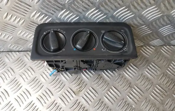 Volkswagen Golf III Climate control unit 1H0819045A 1H0819045 1H0820045