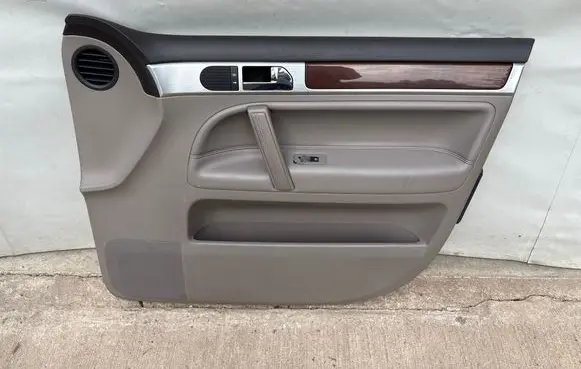 Volkswagen Touareg I Front door card panel trim 7L6867012