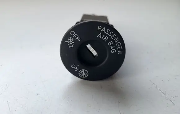 Nissan Qashqai Passenger airbag on/off switch 