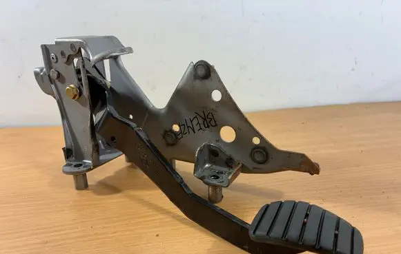 Renault Clio III Brake pedal 8200275889A