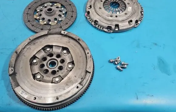 Renault Trafic III (X82) Dual mass flywheel 123101516R IMPRK1551969