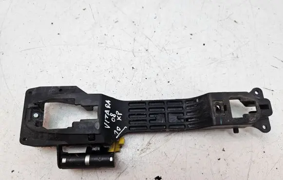 Suzuki Grand Vitara II Front door exterior handle/bracket 