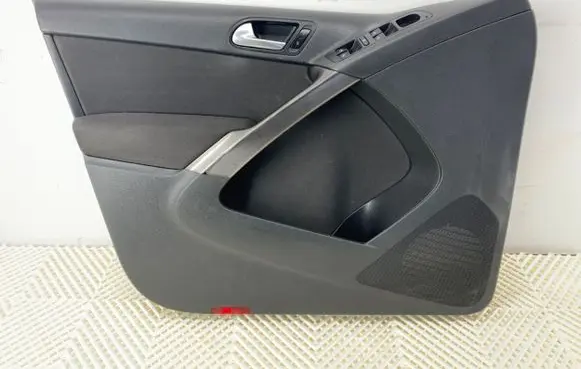 Volkswagen Tiguan Front door card panel trim