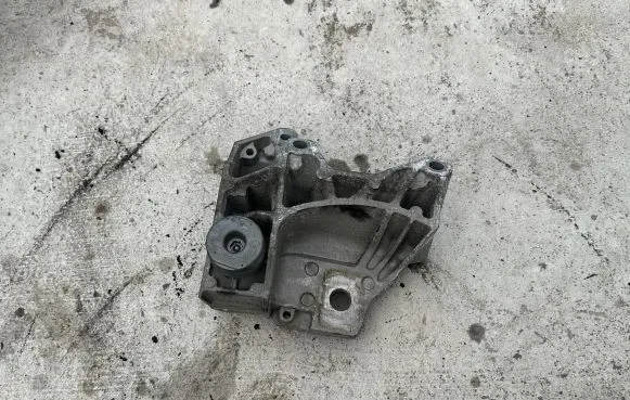 Volvo V60 Engine mounting bracket