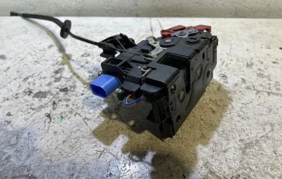 Volkswagen Golf V Rear door lock 7L0839016