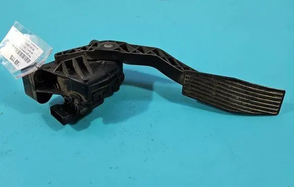 Accelerator throttle pedal