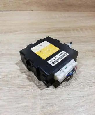 Toyota Corolla Verso AR10 Alarm control unit/module 081900f810