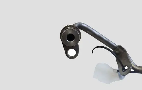 Volkswagen Golf VI Oil cooling pipe
