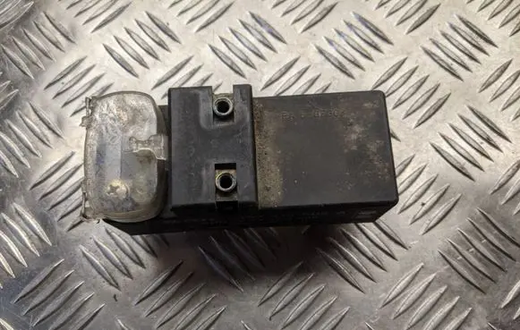 Volkswagen PASSAT B4 Coolant fan relay 898719000 357919506A