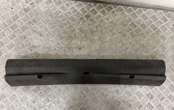 Trunk/boot sill cover protection