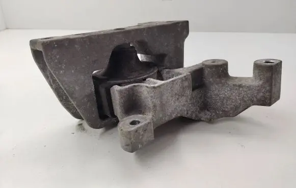Nissan Juke I F15 Engine mount bracket