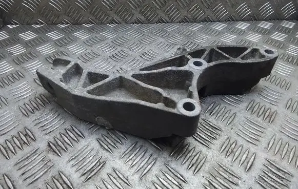 Opel Astra H Engine mounting bracket 13125634