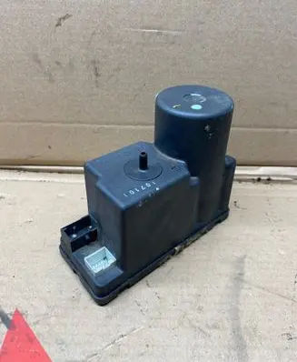 Audi A6 S6 C5 4B Central locking vacuum pump 4A0862257A