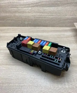 Opel Vectra C Fuse module 13144709