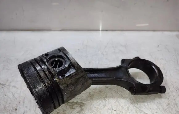 Mitsubishi L200 Piston with connecting rod