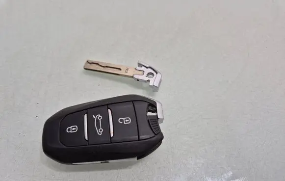 Peugeot 5008 II Ignition key/card 