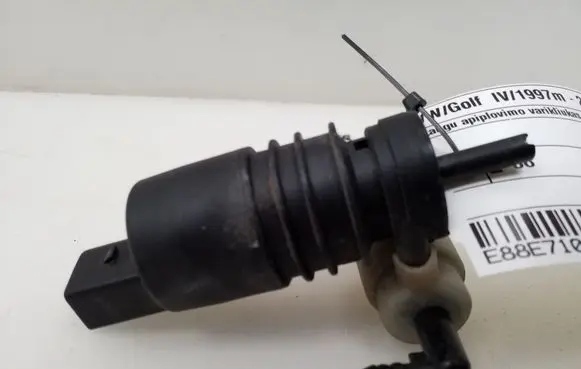 Volkswagen Golf IV Windscreen/windshield washer pump 