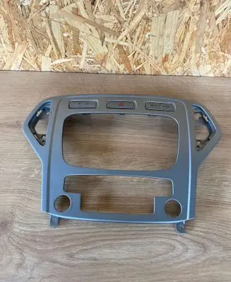 Ford Mondeo MK IV Radio/GPS head unit trim W10504 ET1HA