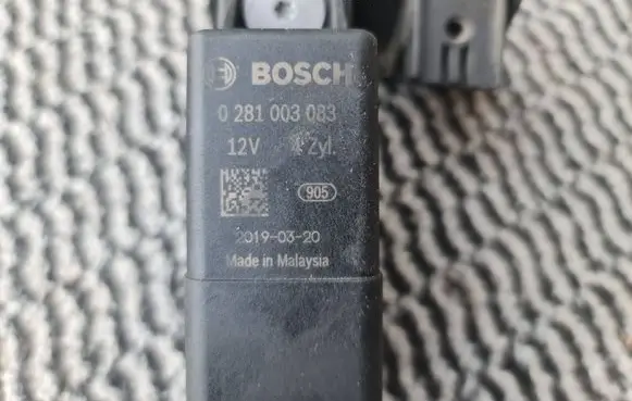 Volkswagen PASSAT B6 Glow plug pre-heat relay 0281003083