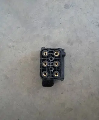Mercedes-Benz GL X164 Air suspension valve block 053836090