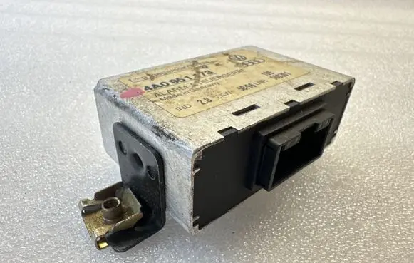 Audi A6 S6 C4 4A Alarm control unit/module 4A0951173 960301 5096LN