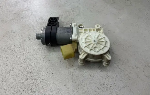BMW 5 E60 E61 Front door window regulator motor 6981141