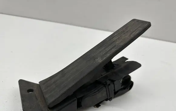 BMW 1 F20 F21 Accelerator throttle pedal 6853176