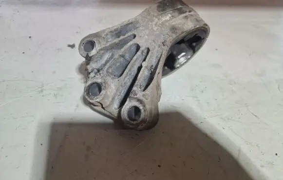 Opel Antara Engine mount bracket