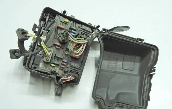 Peugeot 207 Fuse module 9659741780