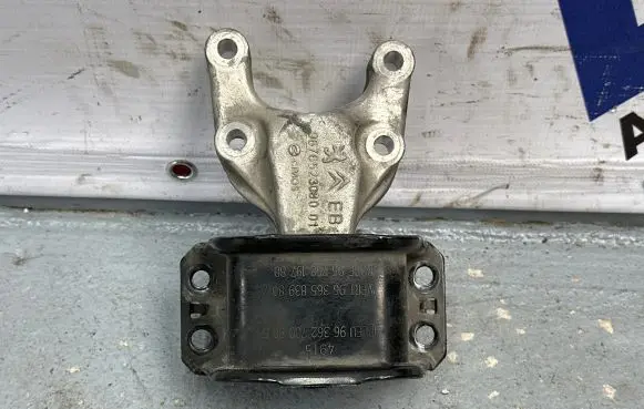Citroen C4 II Engine mount bracket 9636270080B 967652308001