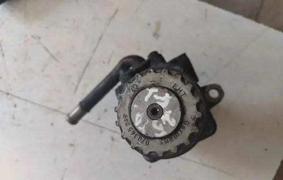 Volkswagen Transporter - Caravelle T5 Power steering pump 070145249