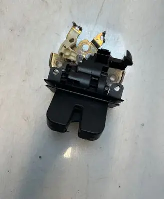 Skoda Rapid (NH) Tailgate/trunk/boot lock/catch/latch 8R0827505A 152902240116