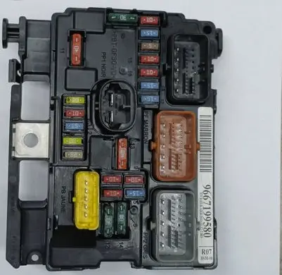 Peugeot 207 Fuse box set 9667199580 BSMR0700 R07