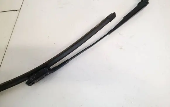 Front wiper blade arm