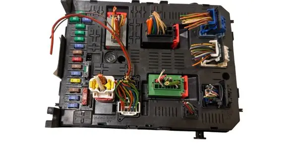 Peugeot 5008 Fuse module 9664059080