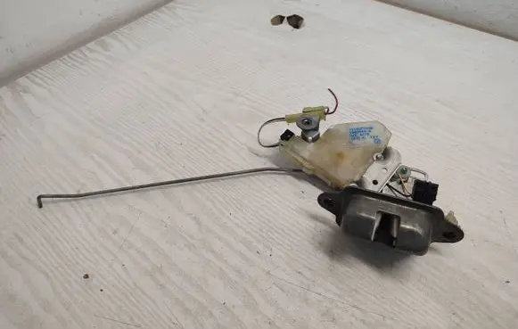 Subaru Impreza II Tailgate/trunk/boot lock/catch/latch 63100FE000 0892044A