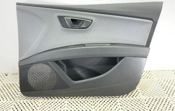 Seat Leon (5F) Front door card panel trim