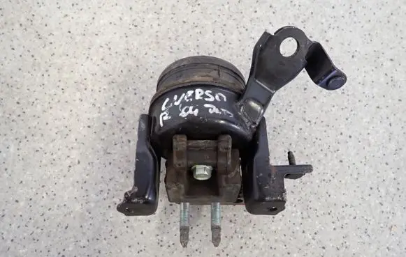 Engine mount vacuum valve