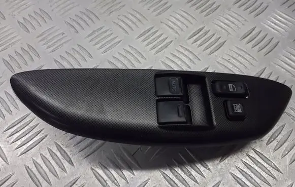 Toyota Yaris Front door window switch trim 