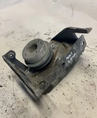 Peugeot 607 Engine mount bracket