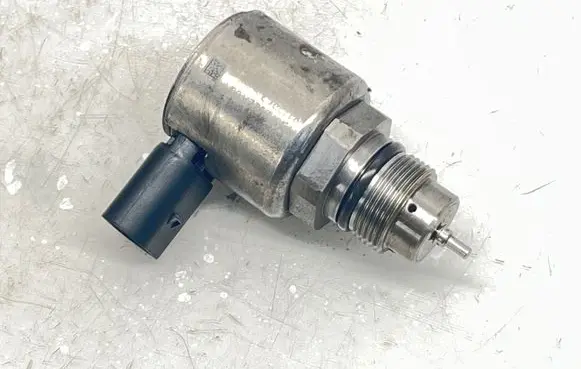 Mercedes-Benz C W204 Fuel pressure regulator 9307Z522A