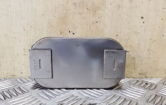 Oil filter mounting bracket