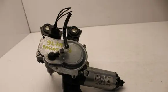Volkswagen PASSAT B6 Rear window wiper motor 