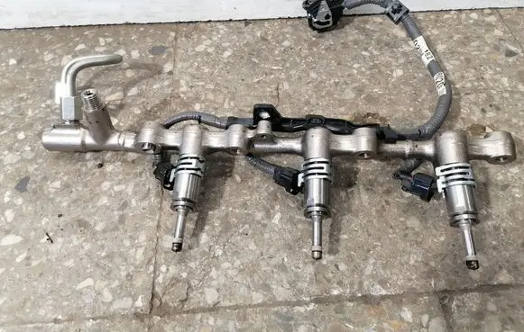 Lexus RX 450H Fuel distributor 2325031120