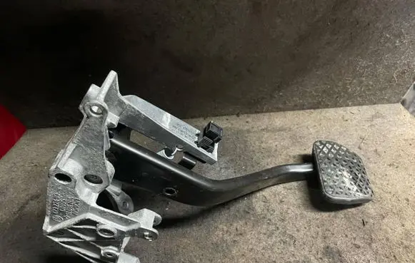BMW 3 E90 E91 Brake pedal 42322403 AIS99C3