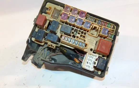 Toyota Avensis Verso Fuse module 8274144040