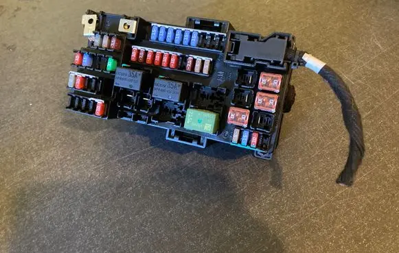 Opel Mokka Fuse box set 121092611 1511261896 GS10B261112