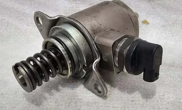 Audi A5 8T 8F Fuel injection high pressure pump 06J127025E