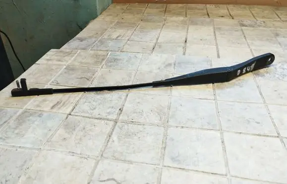 Opel Astra H Front wiper blade arm 13111220