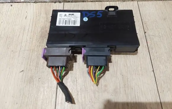 Citroen DS5 Trunk lid opening control unit 